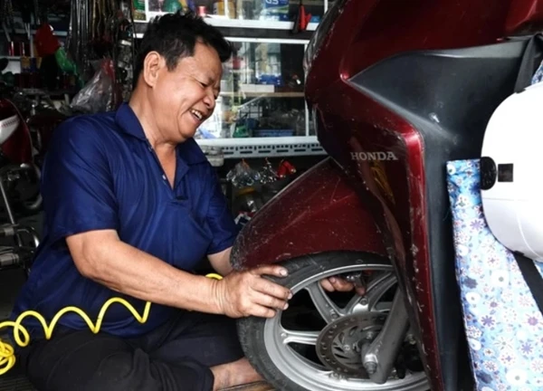 "Gọi đừng ngại" - Tấm biển nhỏ và trái tim lớn của ông chủ tiệm sửa xe 24/7 giữa Sài Gòn