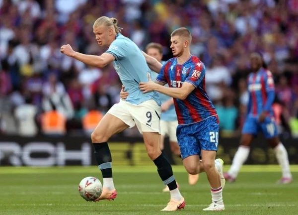 Haaland còn kém xa Ronaldo, Messi
