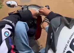 Hai thiếu niên lái xe máy bằng chân để quay clip 'khoe trên mạng cho vui'