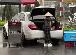 Hành động lạ bên cạnh chiếc ô tô của người phụ nữ bán nước dưới cơn mưa nặng hạt khiến dân mạng đứng hình