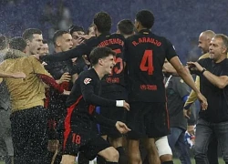 Hansi Flick cản cầu thủ Barca ăn mừng