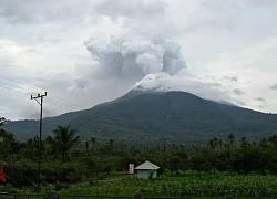 Indonesia ban hành cảnh báo hàng không mức cao nhất do núi lửa phun trào