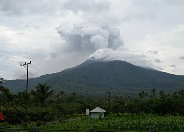 Indonesia ban hành cảnh báo hàng không mức cao nhất do núi lửa phun trào