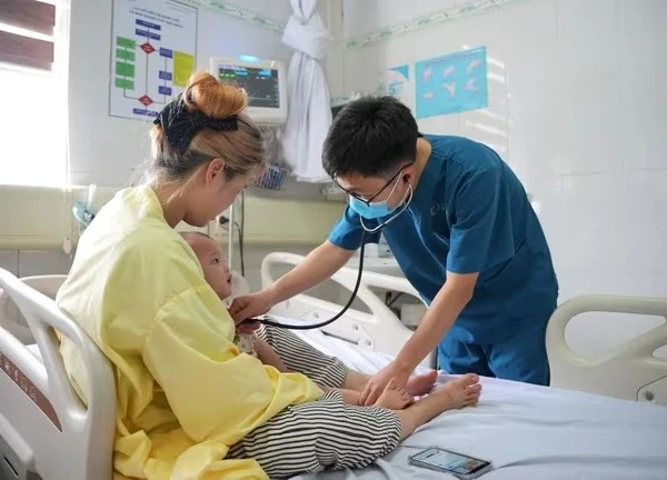 Kích hoạt 'báo động đỏ' cứu trẻ 17 tháng hóc kẹo lạc thoát lằn ranh sinh tử
