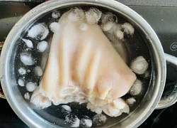 Luộc tai lợn nhiều năm giờ mới biết, tai phải ngâm vào thứ nước này mới trắng giòn không thâm xỉn