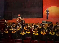 Muốn khóc nhất hôm nay: Khoảnh khắc không tiếng vỗ tay nhưng lại khiến cả triệu người nghẹn ngào trong lễ tốt nghiệp