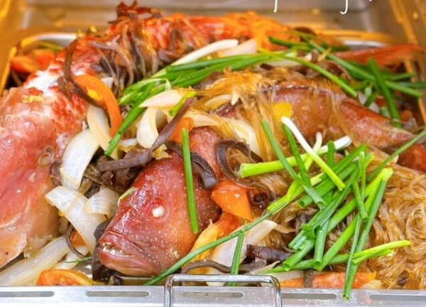 Ngày hè nóng nực, làm ngay cá hấp xì dầu cuốn rau sống chấm mắm nêm cực ngon lại thanh mát