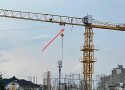 Người đàn ông khỏa thân đi dạo trên cần cẩu công trình ở Bình Dương