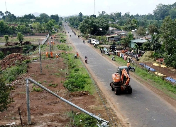 Nhận định nguyên nhân khiến hàng loạt trụ điện bị gãy đôi ở Gia Lai