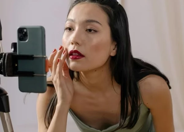 Rủi ro khi dùng son môi thường xuyên