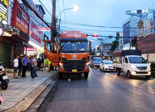 Tạm giữ hình sự tài xế dừng xe rút tiền gây tai nạn chết người