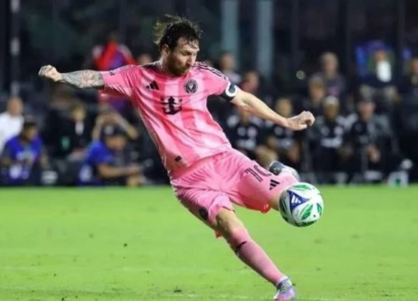 Tiền đạo Ronaldo lại cho Messi 'ngửi khói' về thu nhập