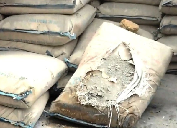 Vụ 210 tấn xi măng bị hư hỏng: Tạm đình chỉ công tác chủ tịch xã