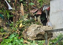 2 tảng đá lớn từ trên núi lăn xuyên nhà dân