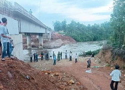 7 học sinh bị lũ cuốn, 1 em ngừng hô hấp, 3 em mất tích