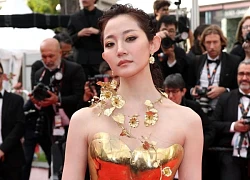 Clip 1 sao nữ Cbiz bị 4 bảo vệ Cannes cùng lúc đuổi khỏi thảm đỏ vẫn "mặt dày" tạo dáng