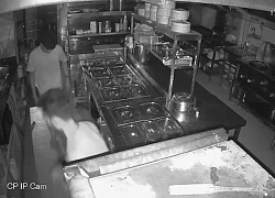 Đột nhập cửa hàng bánh kẹo, 2 tên trộm có hành động khiến nhiều người sốc nặng