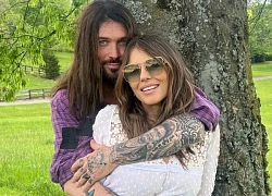 Elizabeth Hurley hé lộ chuyện tình bên cha của Miley Cyrus