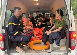 Giải cứu 11 học sinh mắc kẹt khi tắm suối gặp cơn mưa lớn ở Hòa Bình