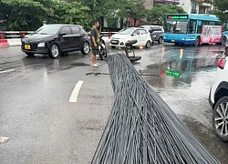 Hà Nội: Ô tô làm rơi bó sắt dài 12m, tắc nghẽn vòng xuyến cầu Chương Dương