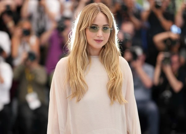 Jennifer Lawrence cảm thấy "như người ngoài hành tinh" khi mới làm mẹ