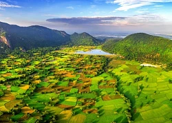 Khám phá vẻ đẹp lạ của những hòn đá kỳ vĩ trên dãy Chư Pao