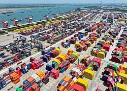 Kinh tế Trung Quốc vẫn vững trước bão thuế quan, sản xuất công nghiệp tăng vượt dự báo