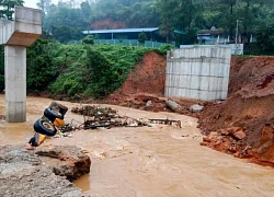 Mưa lớn khiến nhiều nơi ở Lạng Sơn ngập sâu, người dân trắng đêm chạy lũ