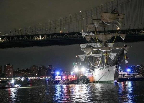 Mỹ điều tra vụ tàu buồm Mexico đâm vào cầu Brooklyn