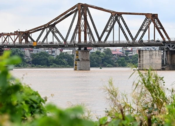 Ngắm hoàng hôn buông trên cầu Long Biên