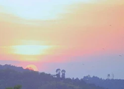Ngắm hoàng hôn tuyệt đẹp trên hồ Đa Tôn, 'liều thuốc' chữa lành tâm hồn