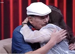 NSND Thái Bảo vừa ôm nhạc sĩ Trần Tiến vừa khóc trên sóng VTV