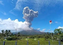 Núi lửa Lewotobi Laki-Laki ở Indonesia phun trào nhiều lần trong 2 ngày qua