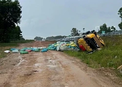 Ô tô tải "bay" ra khỏi cao tốc sau khi tông gãy 50m hộ lan