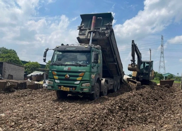 Phát hiện các đối tượng chôn trái phép chất thải công nghiệp ở Hưng Yên
