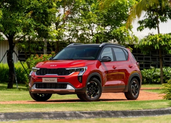 Tăng giá bán, Toyota Raize vẫn "hút khách" hơn Hyundai Venue