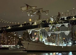 Tàu hải quân Mexico đâm vào cầu Brooklyn