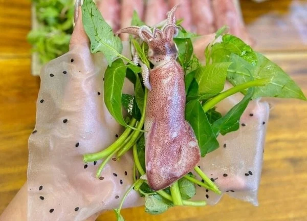 Vì sao món mực hấp cuốn rau muống bánh tráng gây sốt mạng?