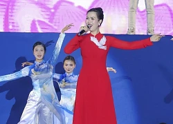 Võ Hạ Trâm, Văn Mai Hương gây ấn tượng khi hát ở chùa Tam Chúc
