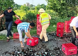 Xe chở bia bung thùng trên quốc lộ, người dân và CSGT hỗ trợ tài xế