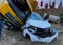 Xe tải chèn nát ô tô con trên đường kết nối cao tốc ở Hà Tĩnh