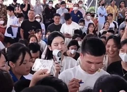 Bắt gặp thái độ của Chu Thanh Huyền khi Quang Hải được fan nữ vây kín xin chữ ký