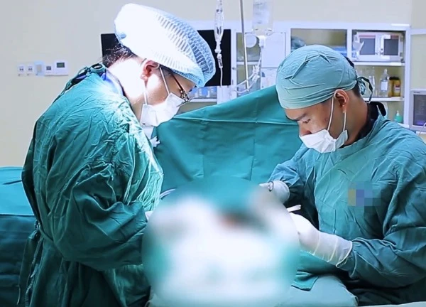 Cấp cứu 2 cháu bé lâm nguy vì mảnh kính vỡ, cây tăm xỉa răng