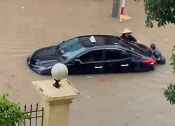 Clip người dân đẩy ô tô bị ngập trong biển nước, các tỉnh phía Bắc đang có mưa lớn
