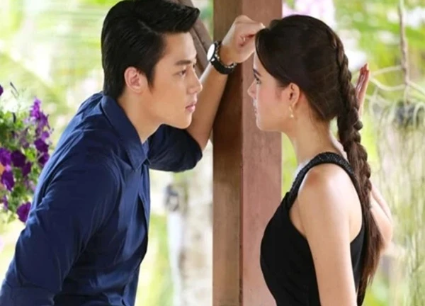 Lần đầu đưa bạn gái về nhà, tôi chết đứng khi vừa mở cửa đã thấy hai bóng người ôm nhau giữa phòng khách