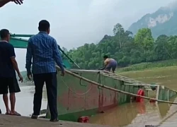 Đò chở 10 học sinh bị lật trên sông Mã
