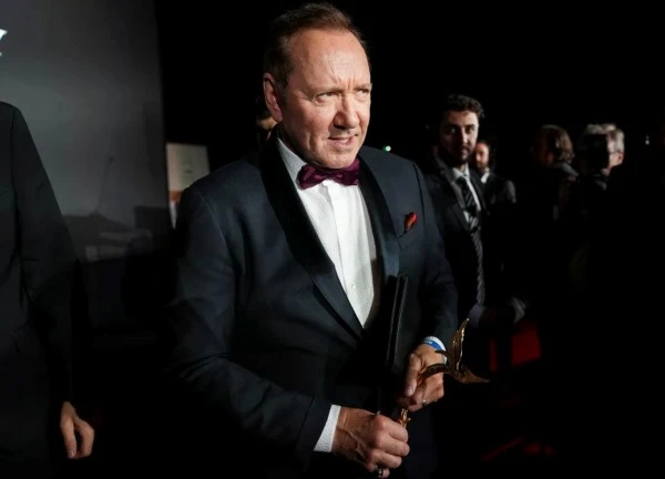 Kevin Spacey trở lại Cannes, các nhiếp ảnh gia xô đổ hàng rào