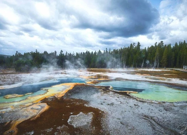 Khám phá những dòng suối nước nóng ở Vườn quốc gia Yellowstone, Mỹ