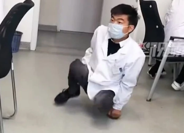 Người ăn mày bại não 16 tuổi học lớp 1, đến 25 tuổi vào trường y