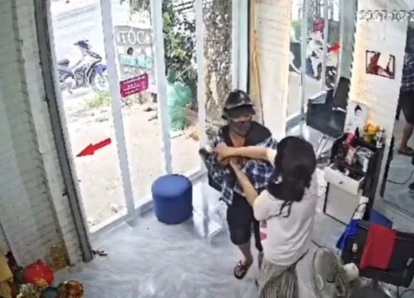 Người đàn ông lạ mặt xông vào hành hung nữ chủ tiệm cắt tóc ở Nghệ An